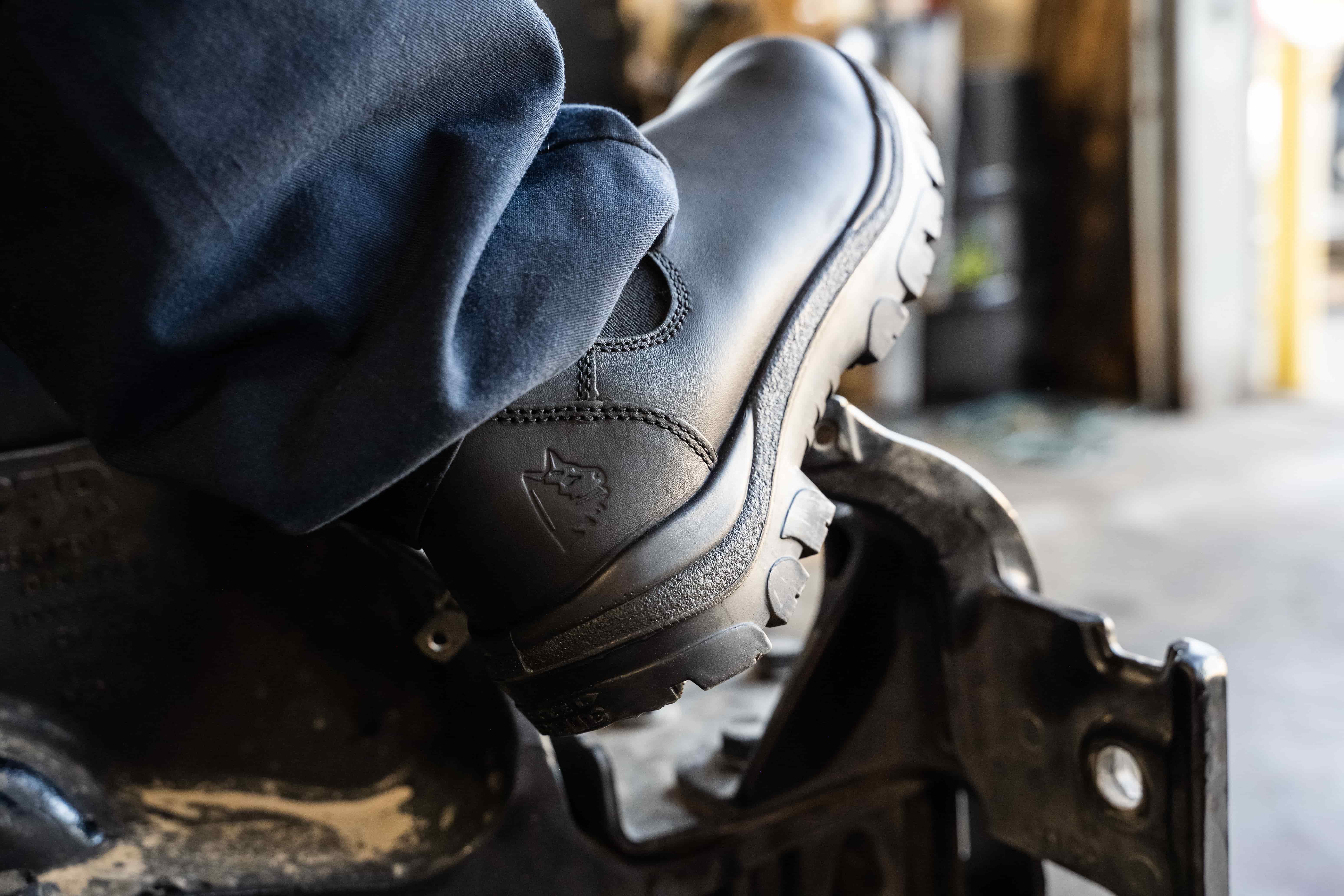 comfortable work boots black
